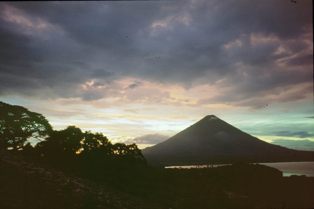 nicaragua lago vulkan nacht2000